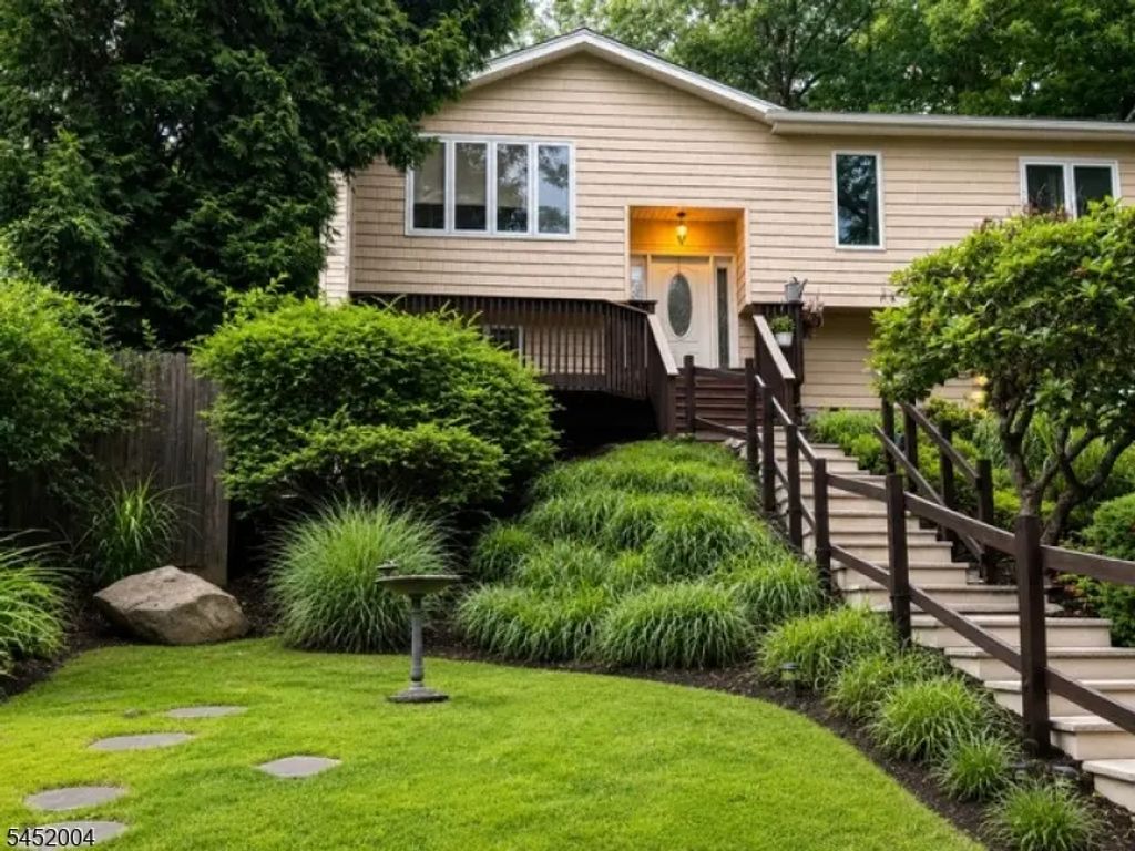 72 W Lake Shore Dr, Rockaway Twp.