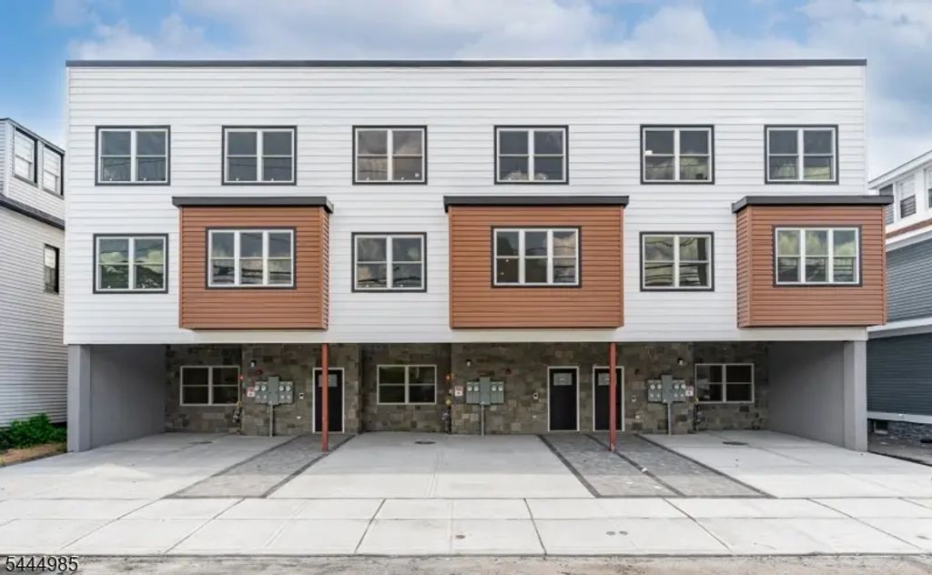 643 S 10th St, Newark City