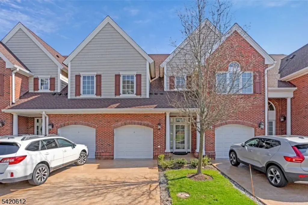 8 Schmidt Cir, Watchung Boro