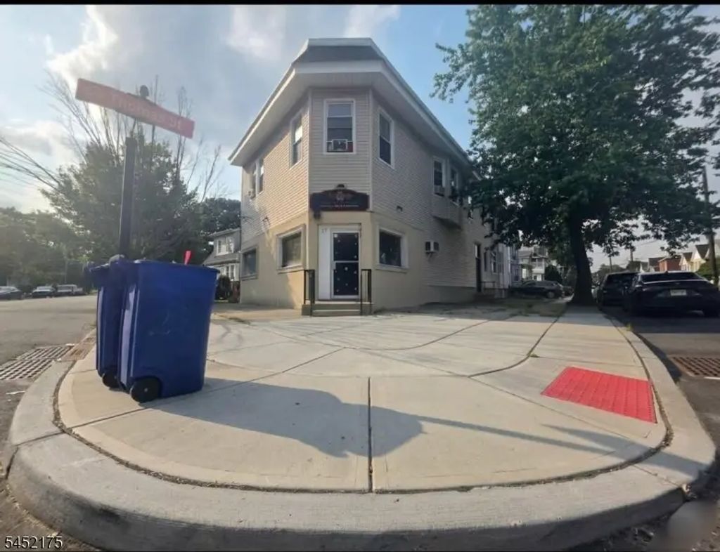 17 Maolis Ave, Bloomfield Twp.