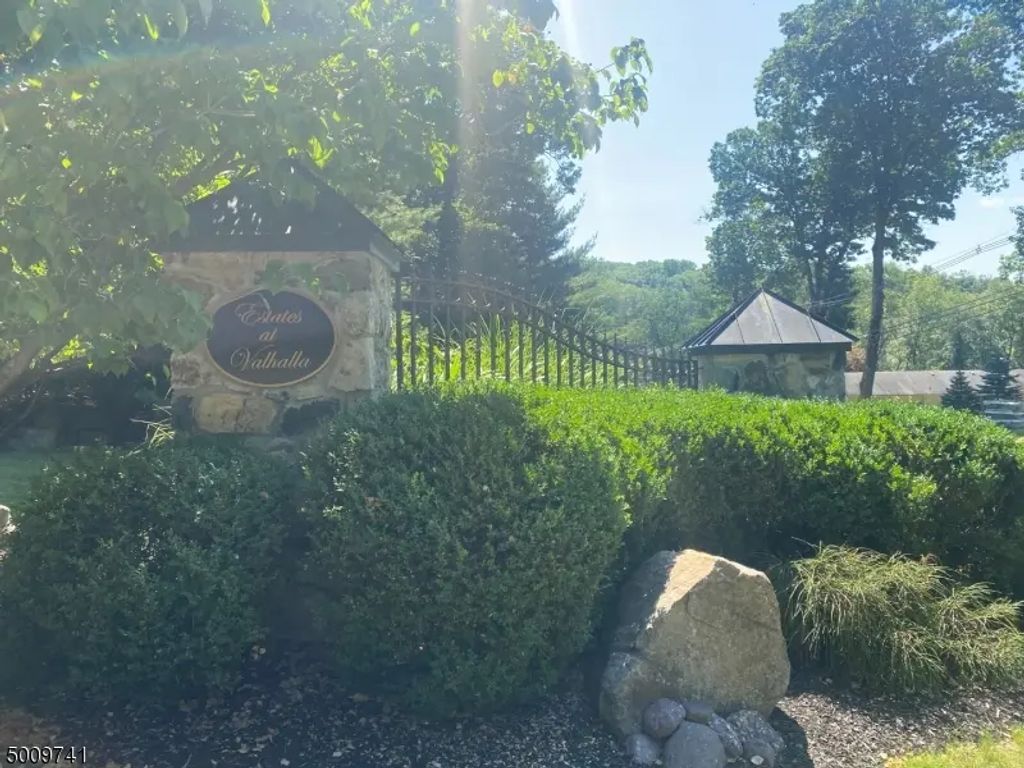 8 Quarry Mountain Ln, Montville Twp.