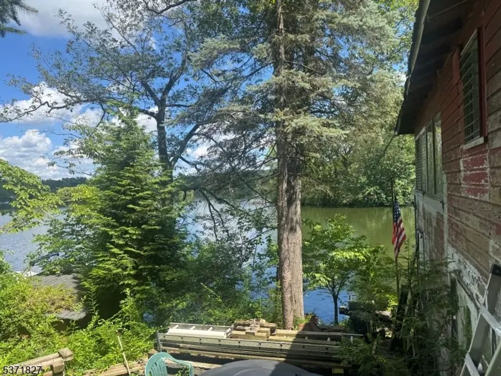 151 Pine Tree Rd, Bloomingdale Boro