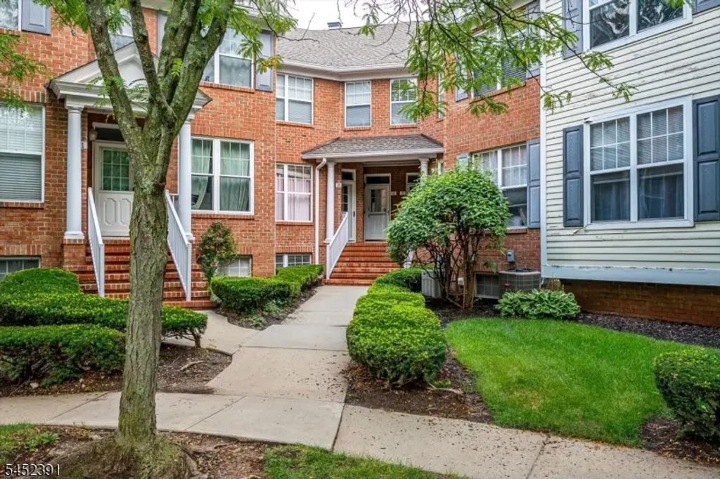 13 Franklin School Way, Metuchen Boro