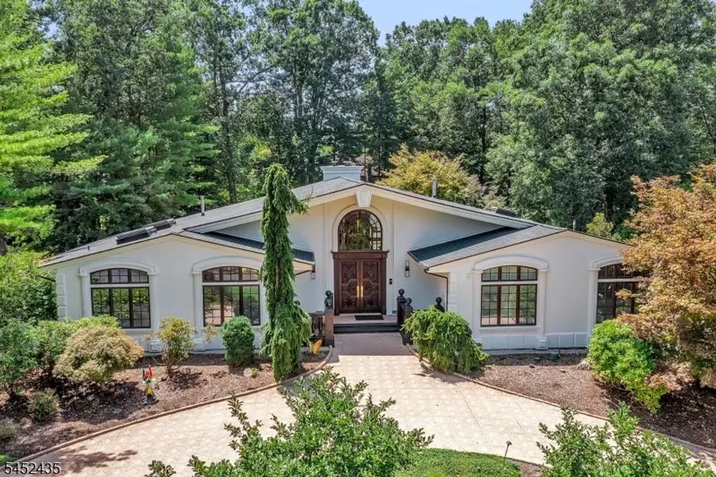 8 Driftwood Drive, Livingston Twp.