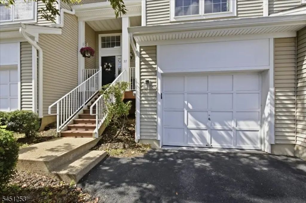 37 Woodmont Dr, Randolph Twp.