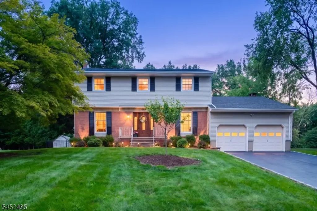 8 Cedar Ln, Roseland Boro