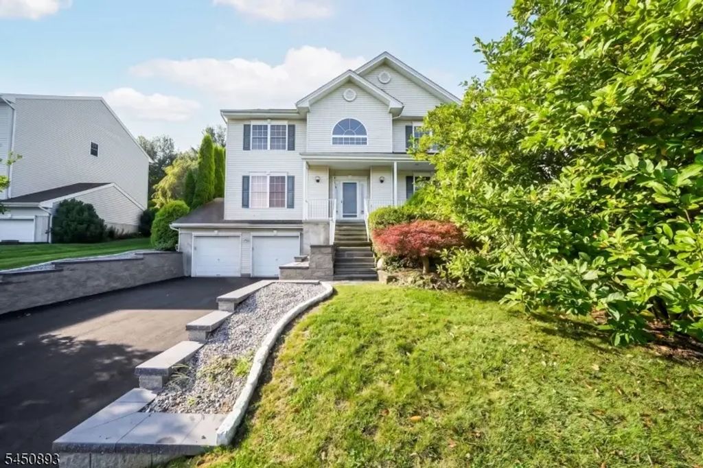 5 Pegasus Pl, Washington Twp.