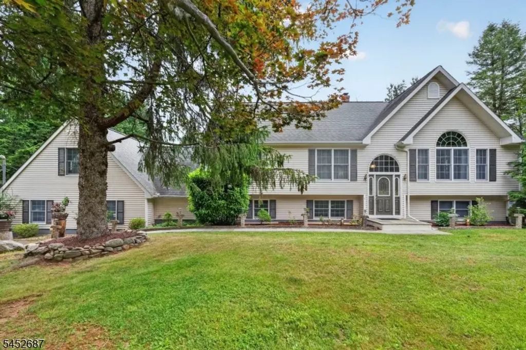 251 W Mountain Rd, Sparta Twp.