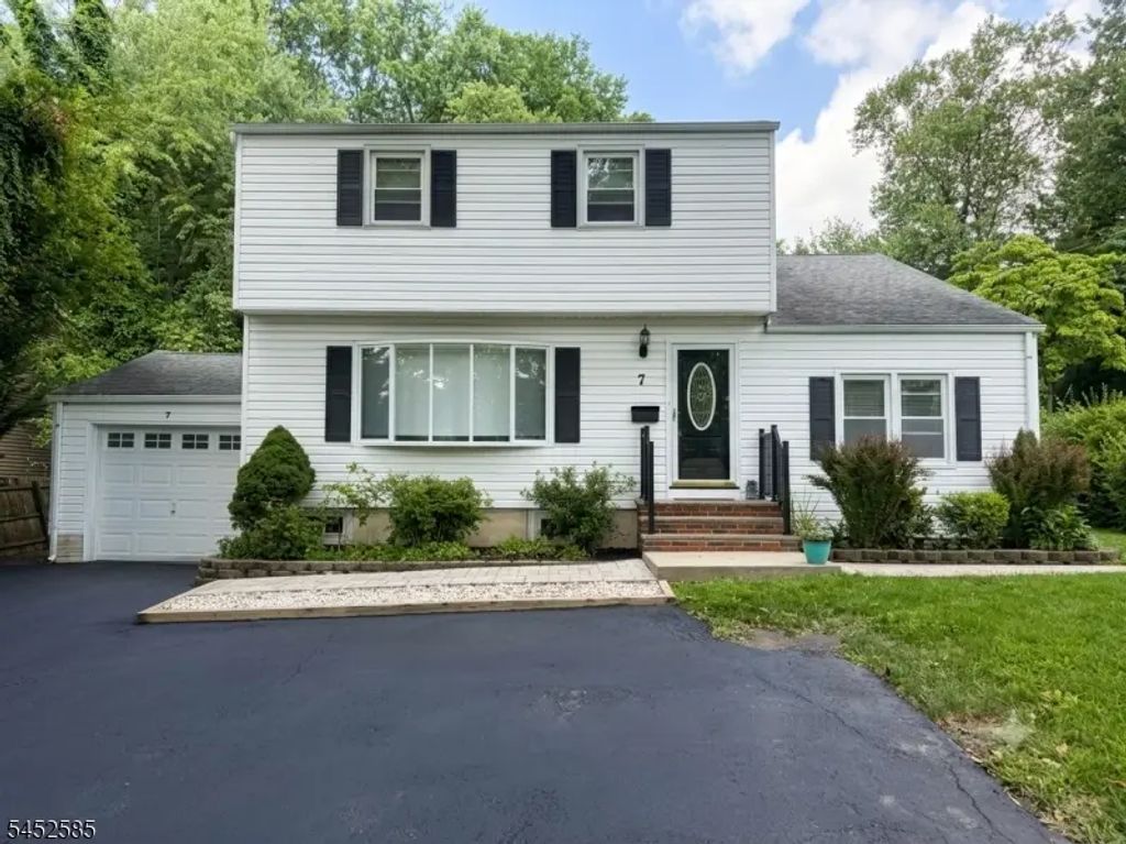 7 Spier Dr, Livingston Twp.