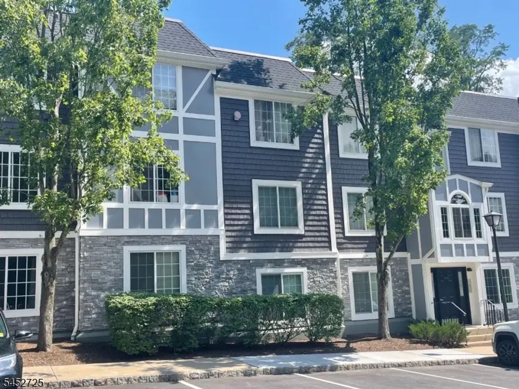 105 Village Dr, Morristown Town