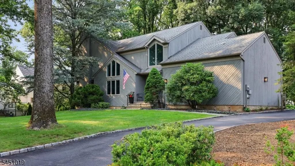 8 Cayuga Way, Bernards Twp.