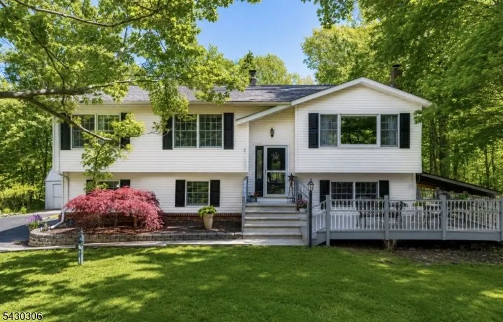 83 Brink Rd, Wantage Twp.
