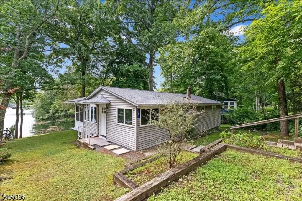 101 W Shore Dr, Hampton Twp.