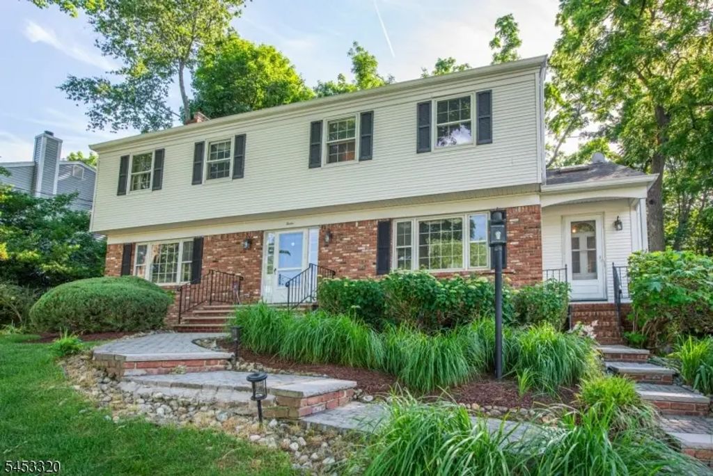 12 Colonial Dr, Morris Twp.