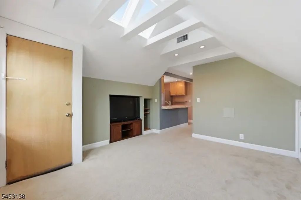 41 Beekman St, Bloomfield Twp.