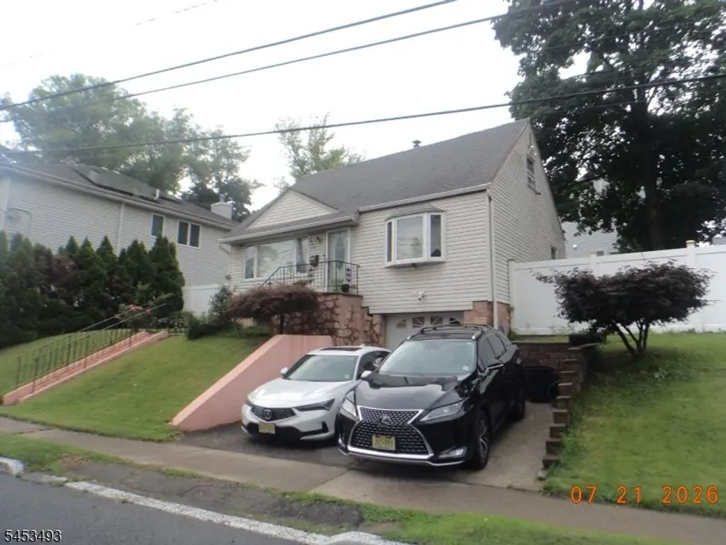 590 River Dr, Passaic City