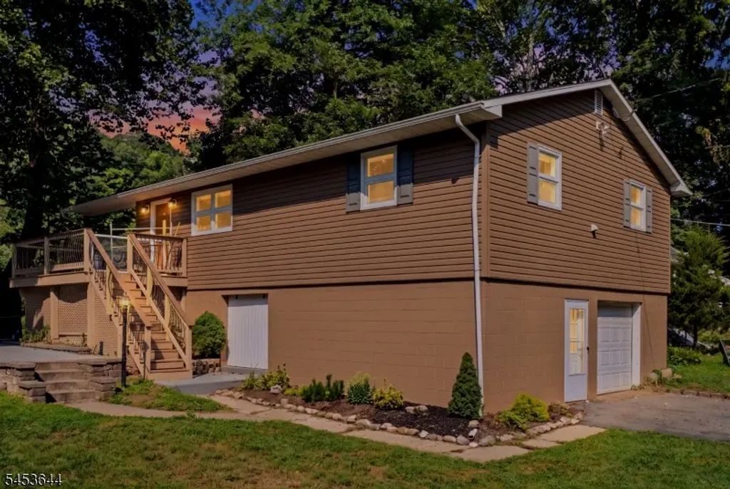19 Harmony Ter, Harmony Twp.