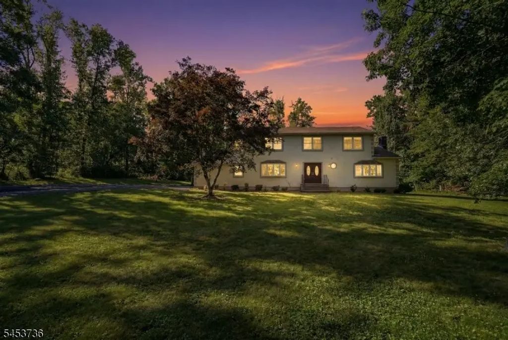 6 King Arthurs Ct, Edison Twp.