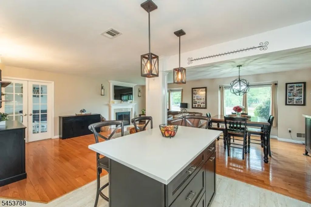 3 Freedom Ct, Montville Twp.