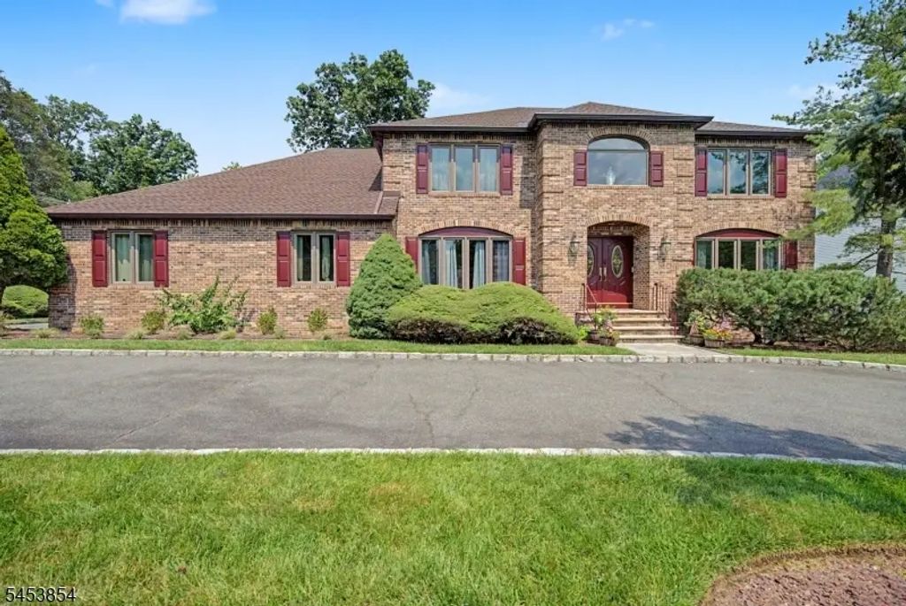 2 Birchwood Ct, East Hanover Twp.