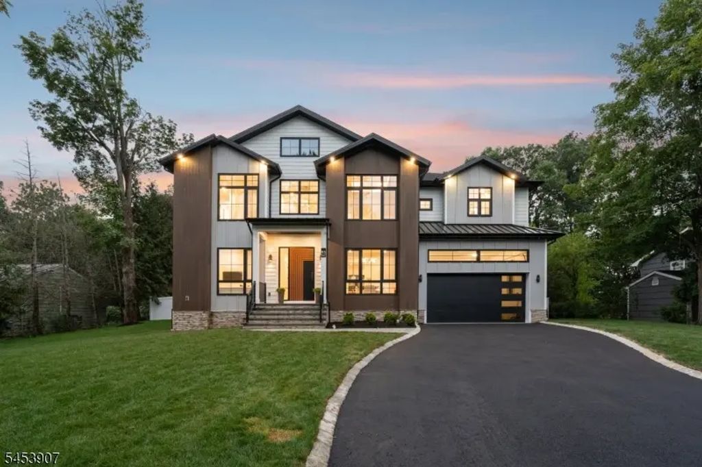 83 Falcon Rd, Livingston Twp.