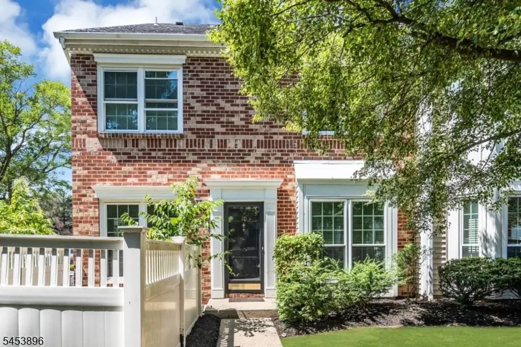 10 Brighton Way, North Brunswick Twp.