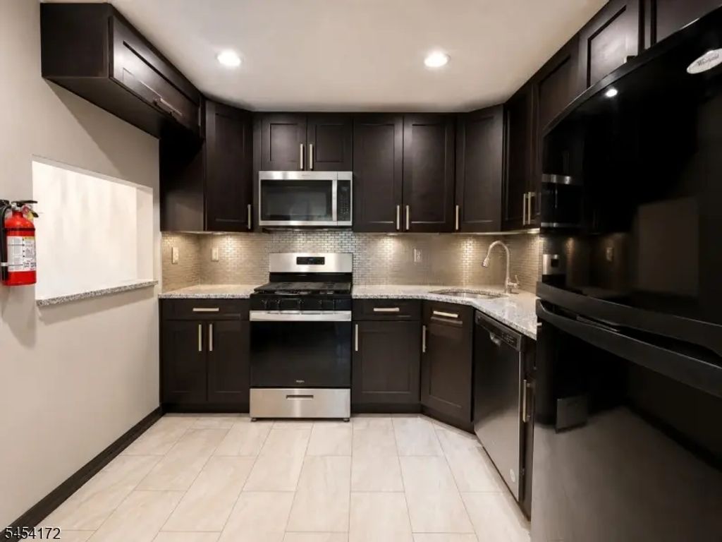 500 Danbury Ln, East Brunswick Twp.