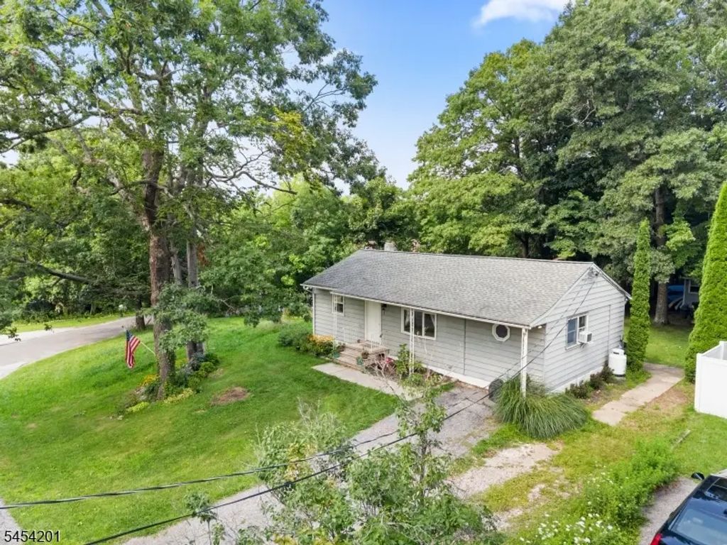 1 Ridgeview Ct, Vernon Twp.
