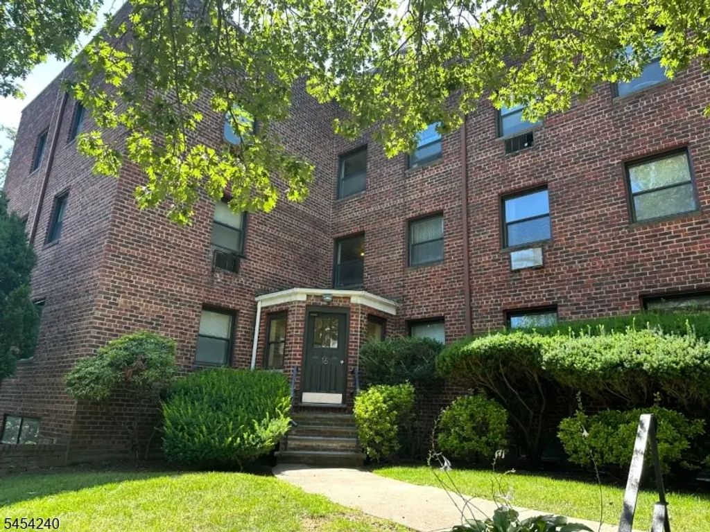 16 Roosevelt Pl, Montclair Twp.