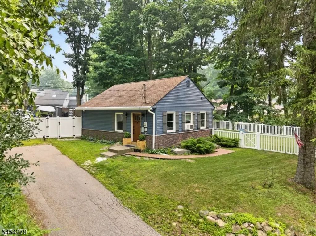 532 Glen Rd, Sparta Twp.