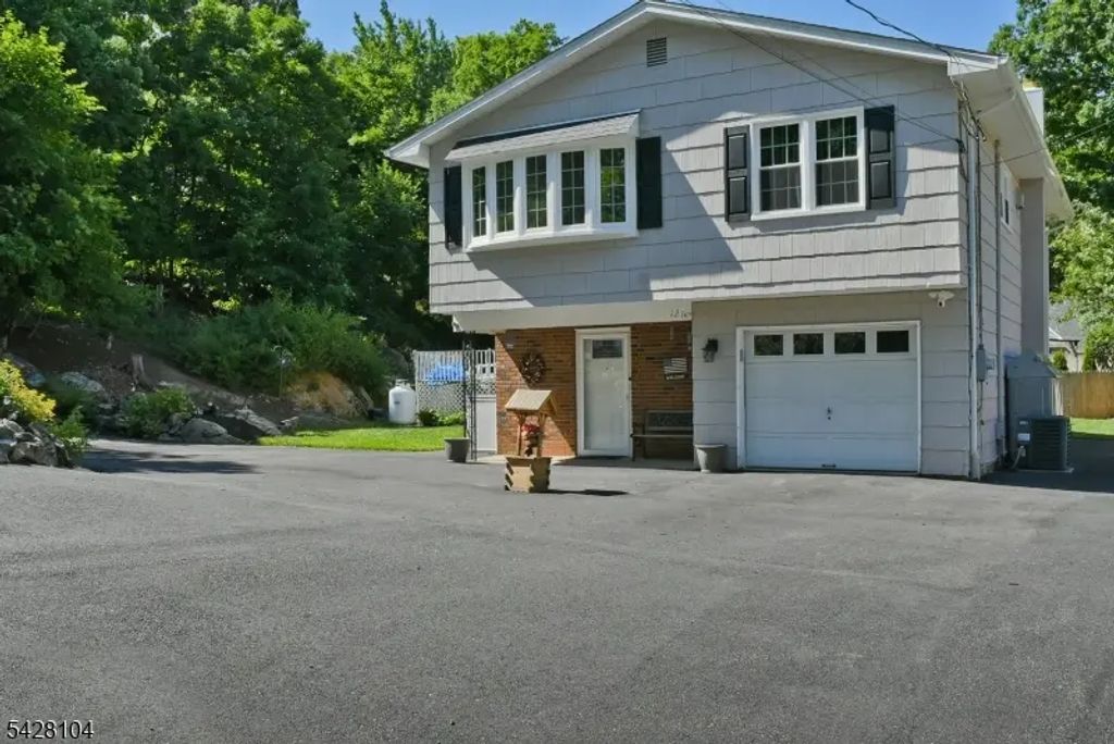 121 Leland Trl, Hopatcong Boro