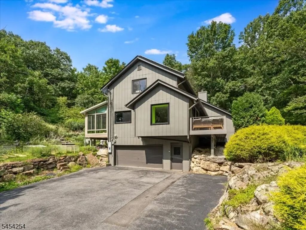 329 Glen Rd, Sparta Twp.