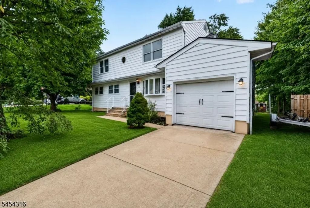 20 Thompson Ave, Woodbridge Twp.
