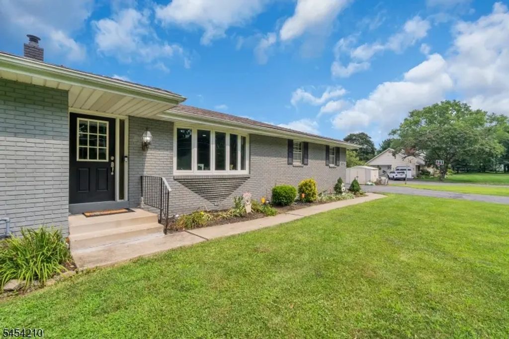 196 Asbury Anderson Road, Franklin Twp.