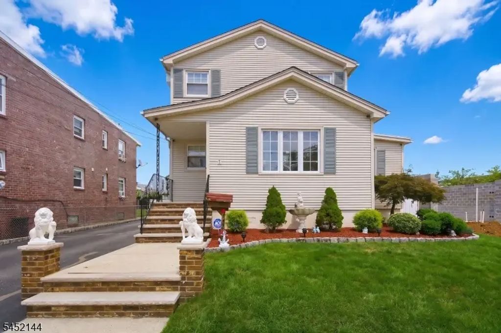 752 Forest St, Kearny Town