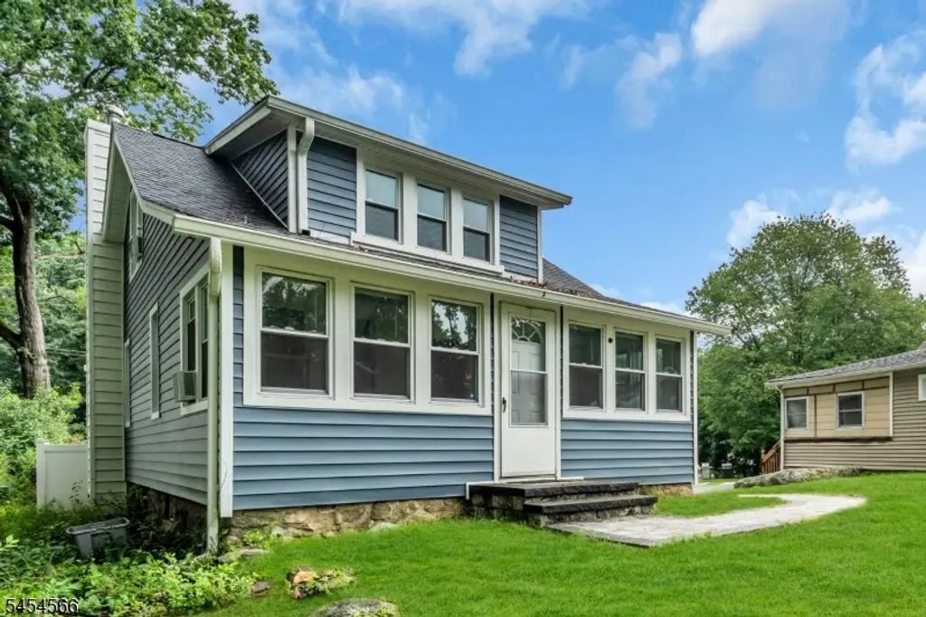 7 Birchwood Dr, Mount Olive Twp.