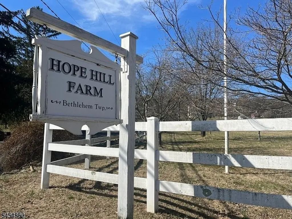 2 Hope Hill Farm Ln, Bethlehem Twp.