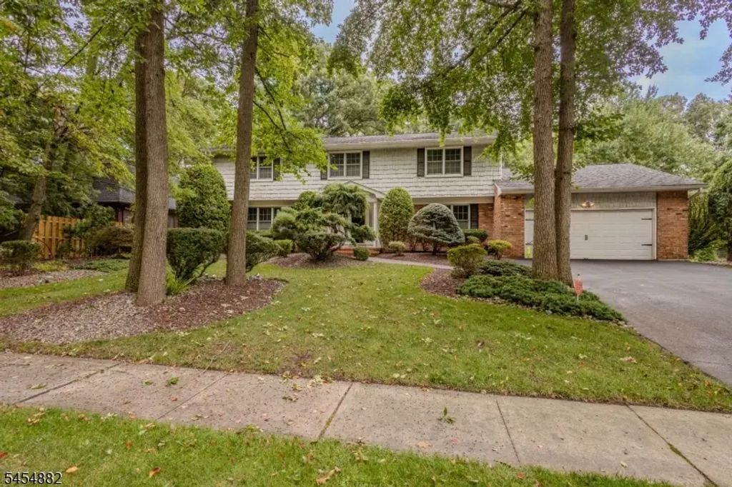 6 Burlington Ln, East Brunswick Twp.