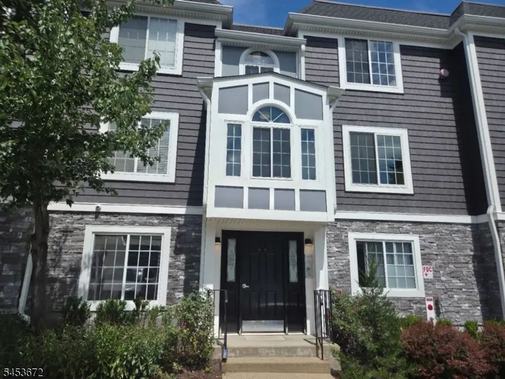 67 Village Dr, Morris Twp.