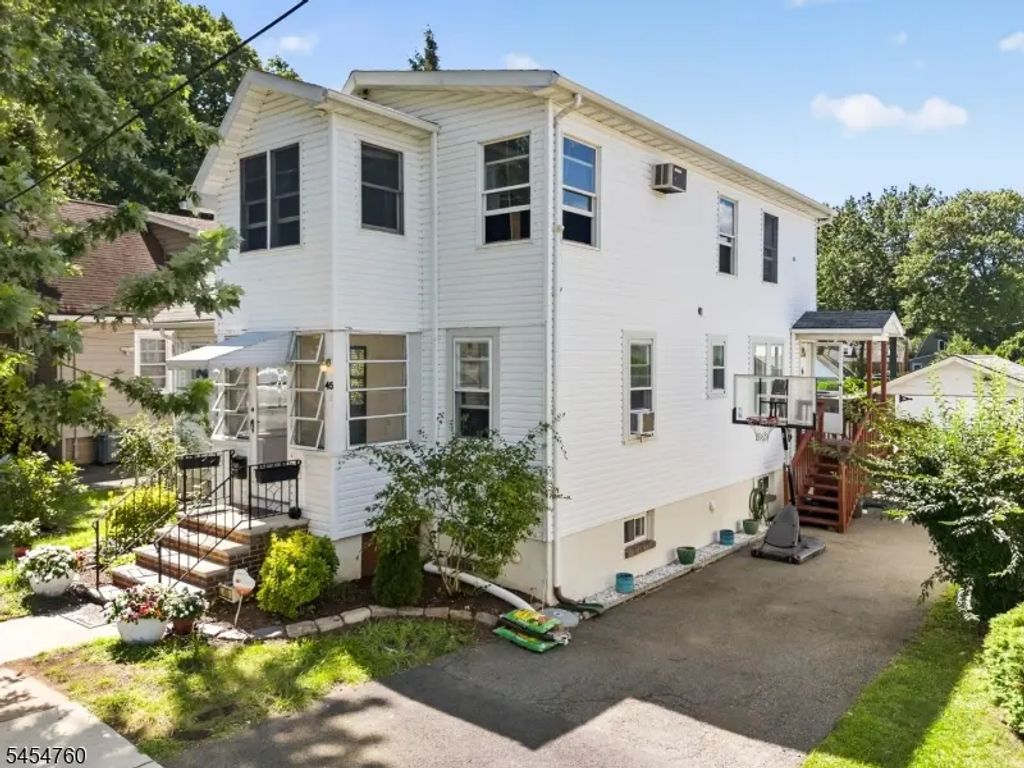45 Main Ter, Bloomfield Twp.