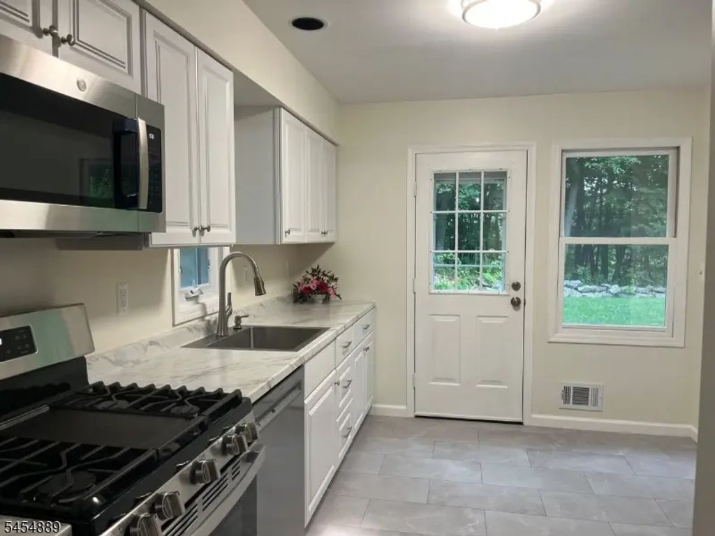 150 Saddleback Ct, Sparta Twp.