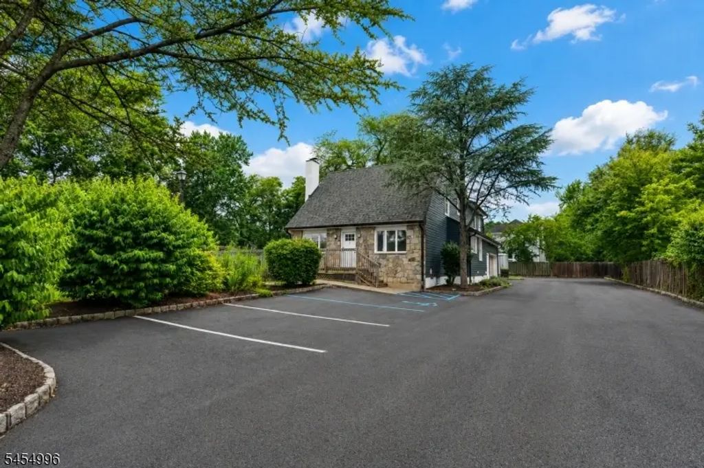 11 Mountain Blvd, Warren Twp.