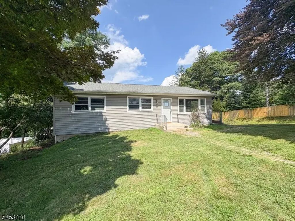 101 Winding Hill Rd, Hopatcong Boro