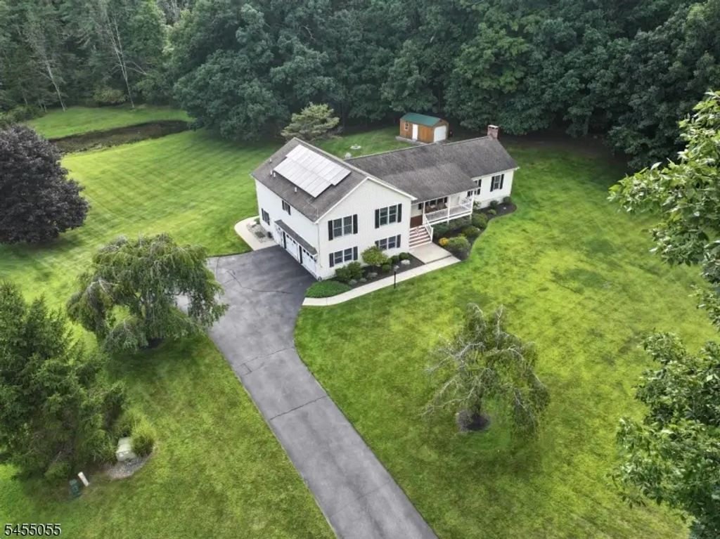 7 Twin Pond Rd, Montague Twp.