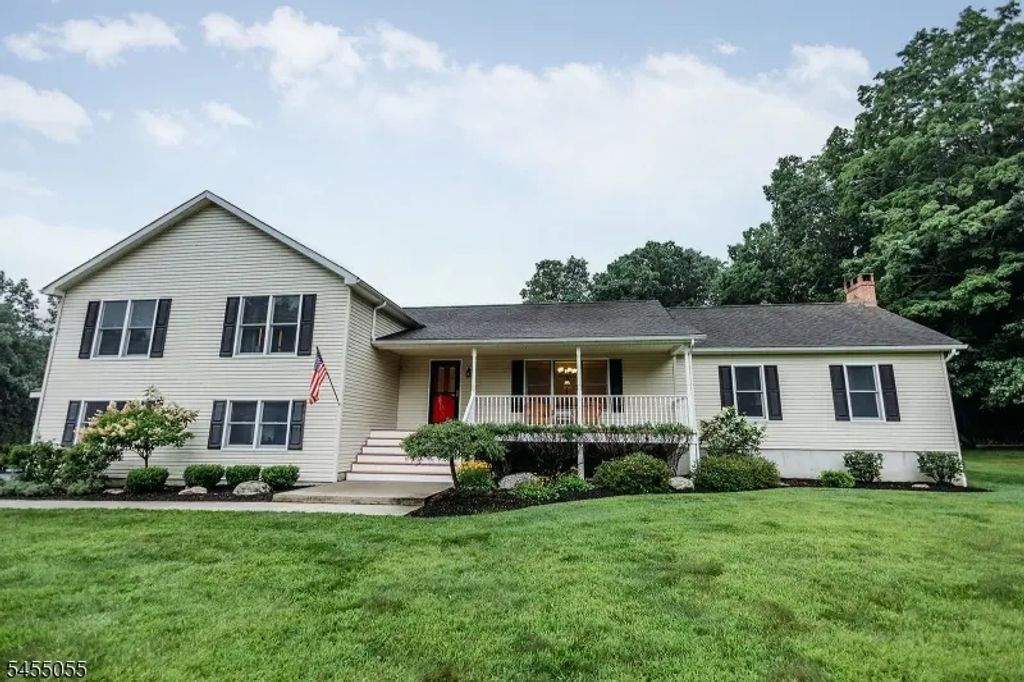 7 Twin Pond Rd, Montague Twp.
