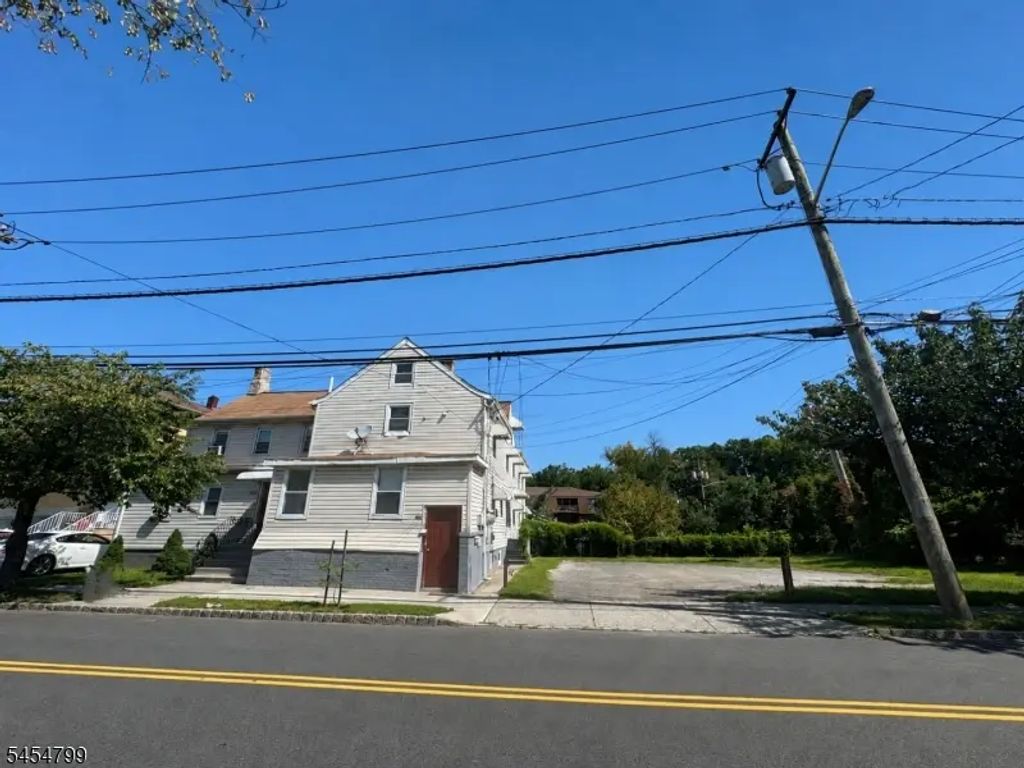 682 Mill St, Belleville Twp.
