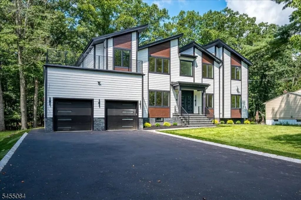 67 Falcon Rd, Livingston Twp.