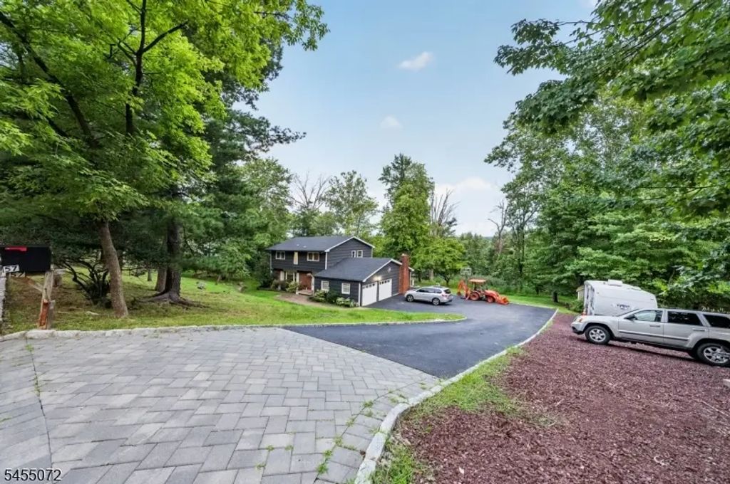 57 Longview Dr, Green Brook Twp.