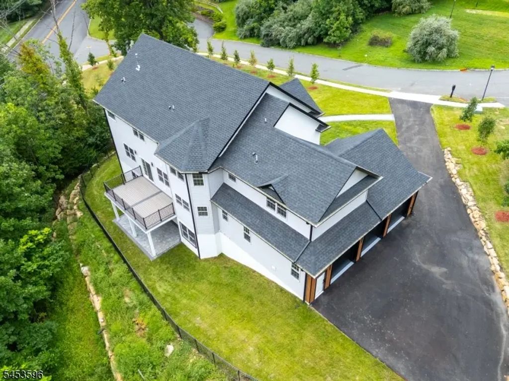 2 Minor Ct, Denville Twp.