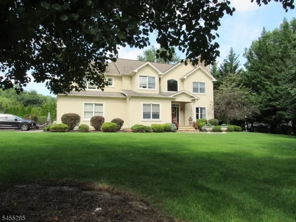 5 Pilgrim Ct, Cedar Grove Twp.